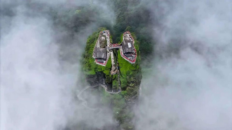 贵州梵净山:暑期旅游人气旺 迎客472万人次带火周边经济