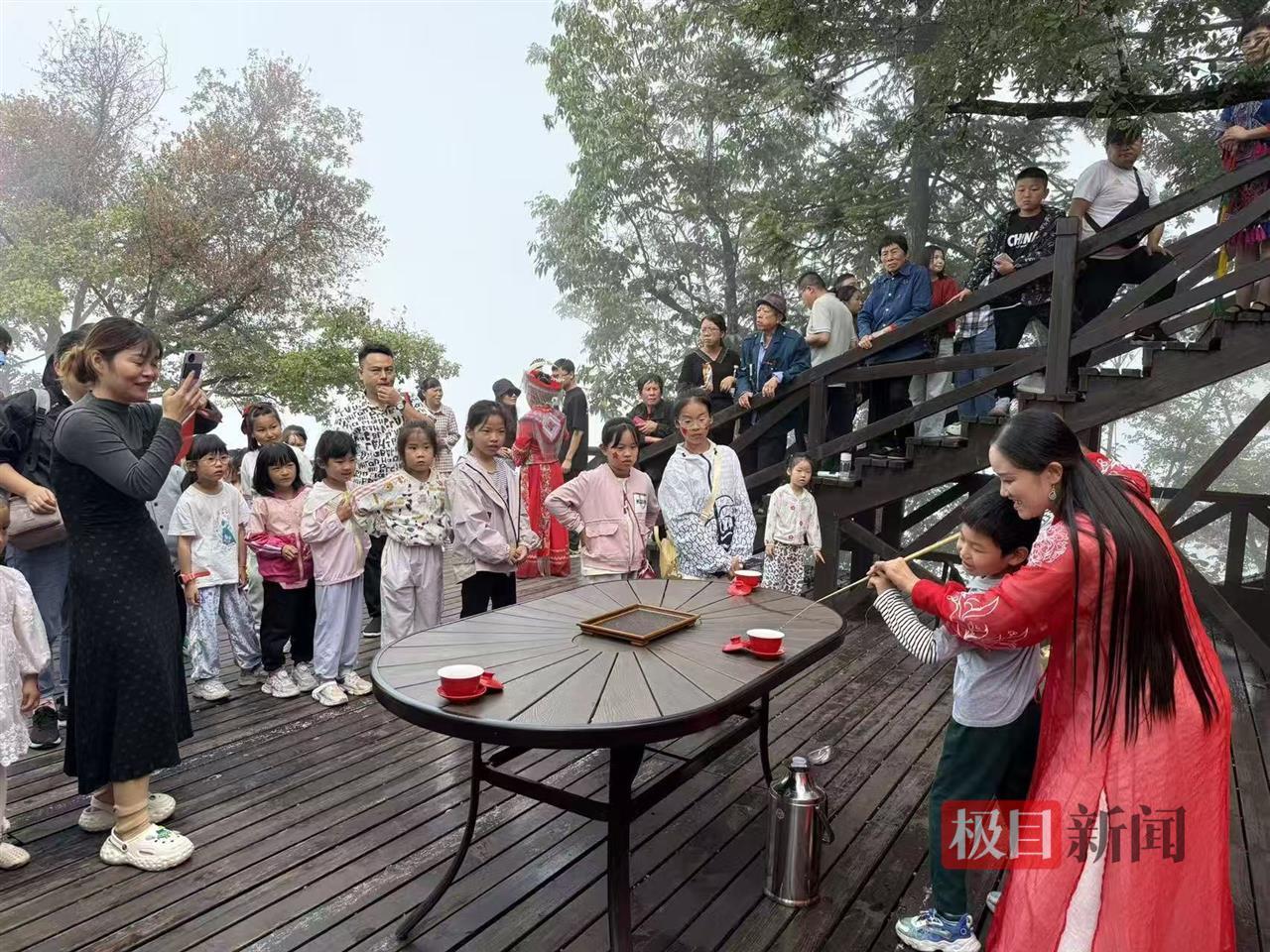 实景演出、AI机器狗吸引游客 湖北假期旅游持续升温(图3)