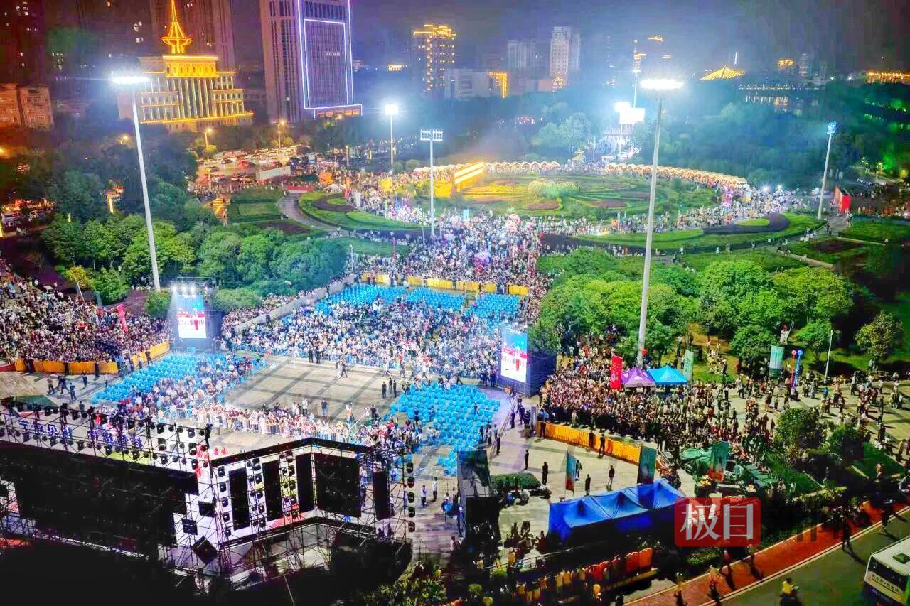 实景演出、AI机器狗吸引游客 湖北假期旅游持续升温(图6)