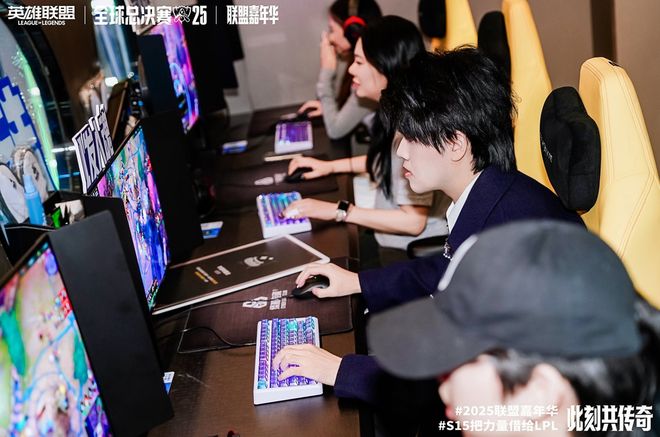 黄浦江畔的电竞狂欢！S15上海北外滩观赛派对燃爆半决赛(图7)