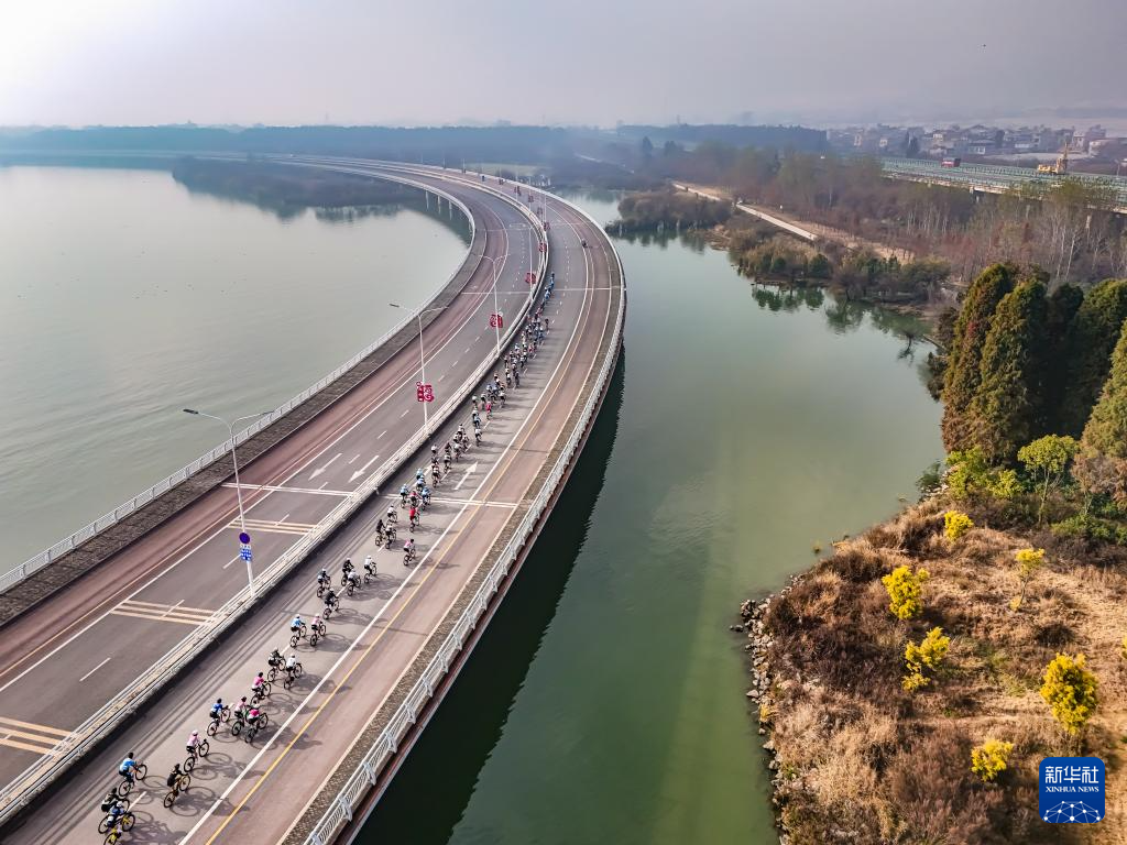 2025中国公路自行车职业联赛暨“环云南”公路自行车赛迎来收官_新华网