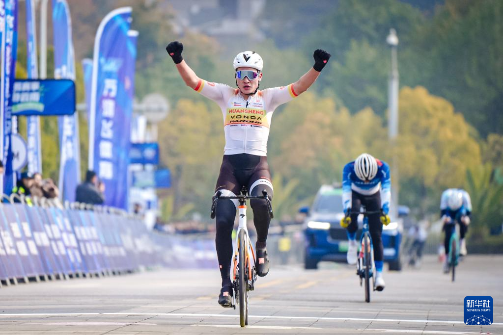 2025中国公路自行车职业联赛暨“环云南”公路自行车赛迎来收官_新华网(图2)