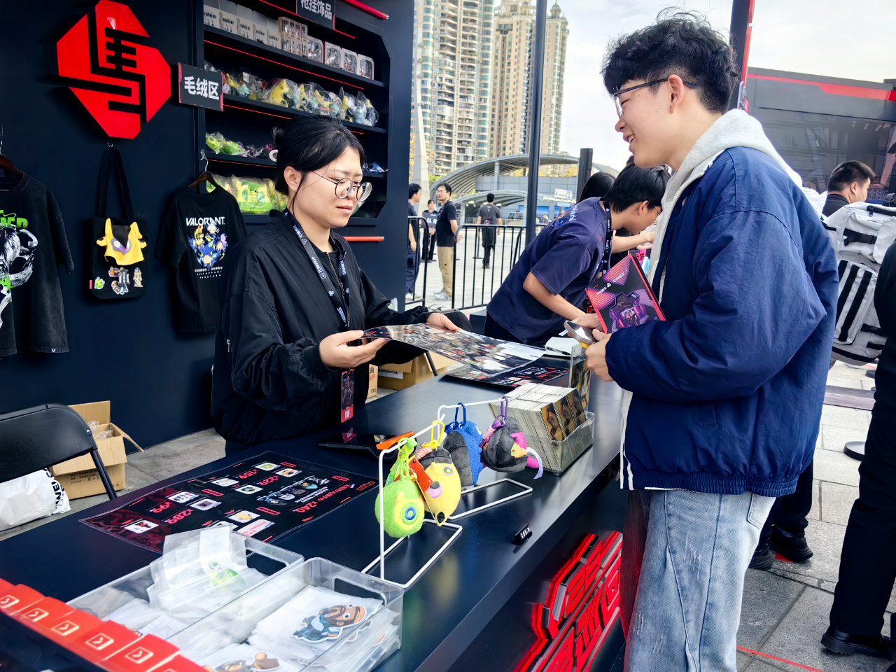 广州塔下花式开瓦V26无畏契约有效激活新春消费活力